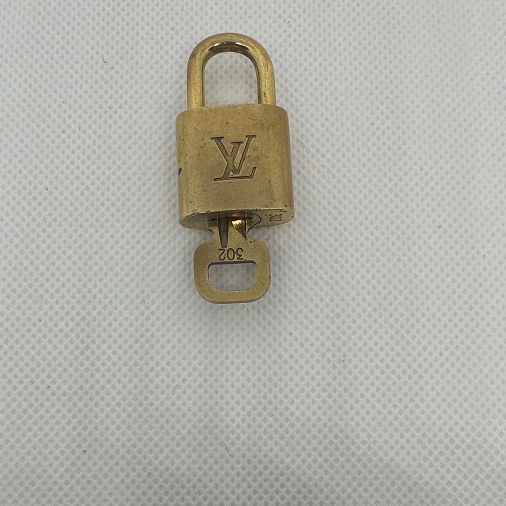 Louis Vuitton Luxurious Authentic Gold Lock 🔒 and Key 🔑 # 302